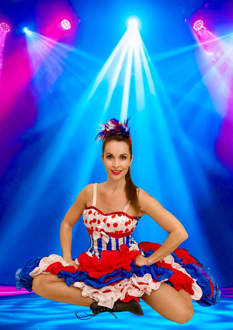 Une artiste C-Show dans son costume de revue parisienne